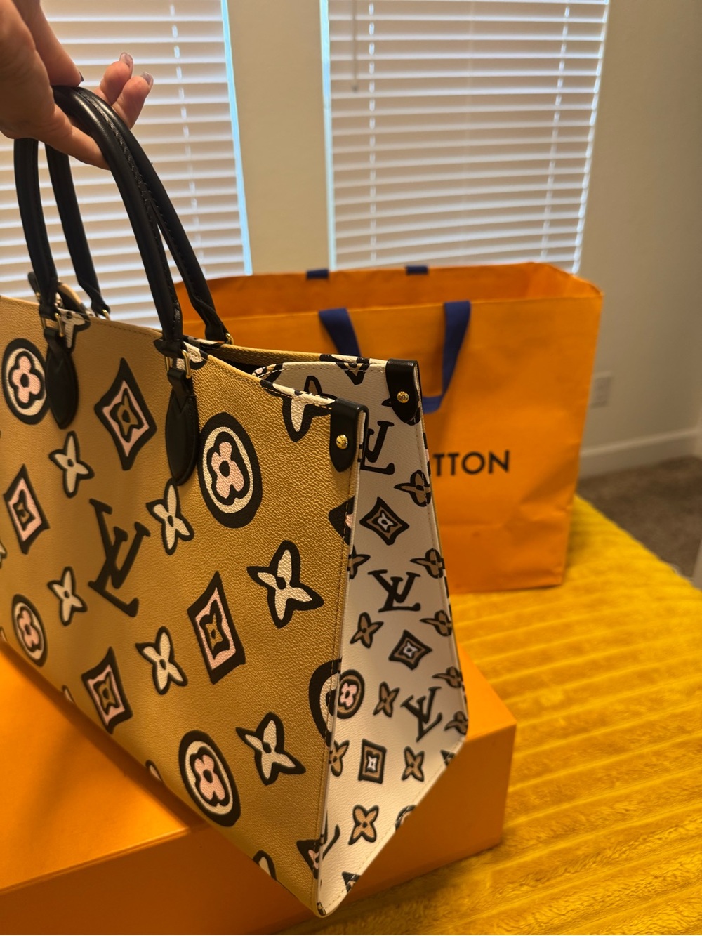 Louis Vuitton Wild At Heart OnTheGo GM Beige - Like New Full Set) - Picture 2 of 10